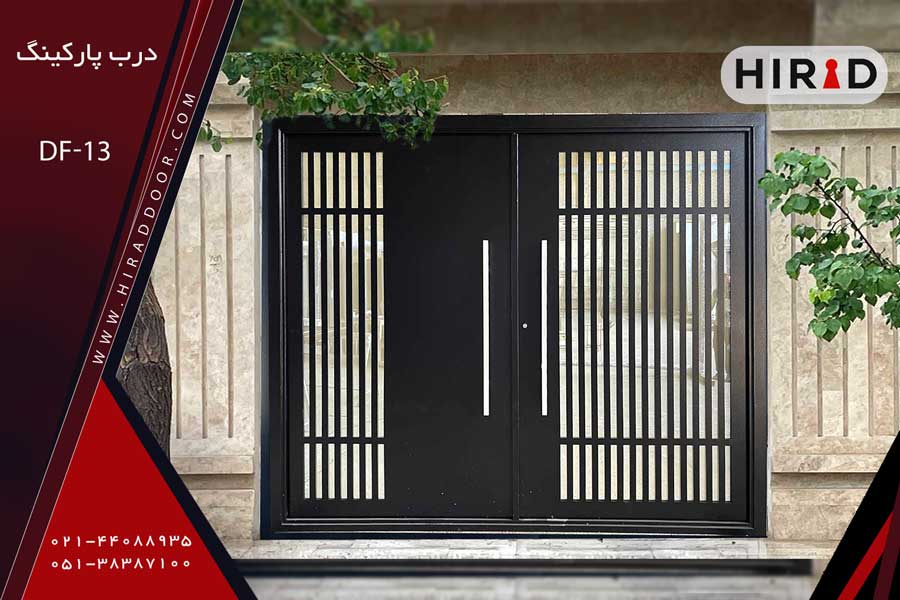 درب دو لنگه پارکینگی مشکی رنگ، با طراحی شیارهای عمودی روی درب، دارای دو دستگیره عمودی بلند استیل، نصب شده در ورودی ساختمان شمالی